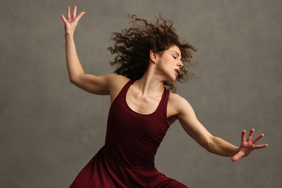 Een danser in volle expressie, vastgelegd in een dynamische pose.